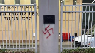 כתובת גרפיטי אנטישמית הושחתה על חומת מוסד יהודי - חקירה נפתחה