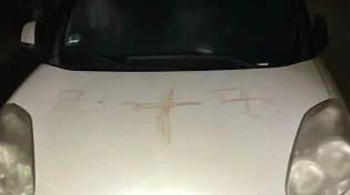בהנאו זה קרה שוב: צלבי קרס בדם אמיתי ברחובות - הזעזוע בגרמניה