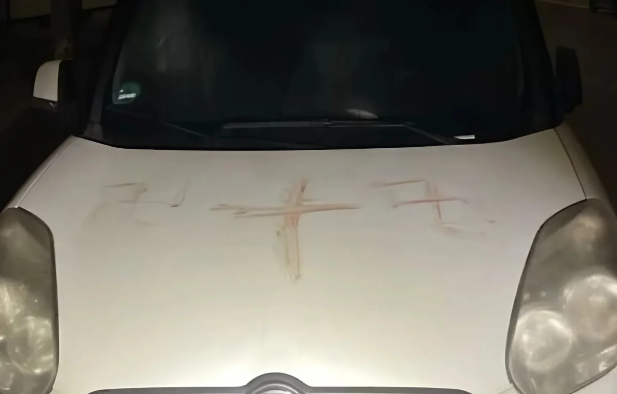 בהנאו זה קרה שוב: צלבי קרס בדם אמיתי ברחובות - הזעזוע בגרמניה