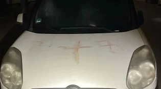 בהנאו זה קרה שוב: צלבי קרס בדם אמיתי ברחובות - הזעזוע בגרמניה