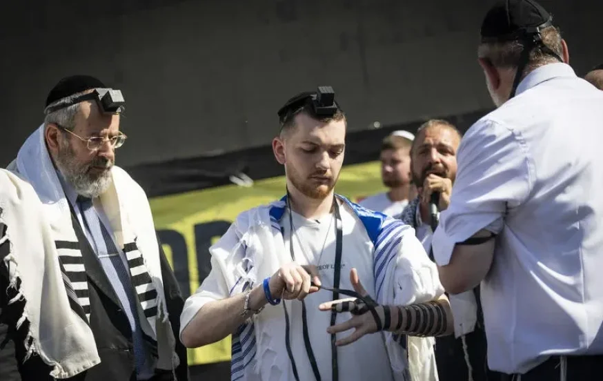 רגע לפני שמניחים תפילין: זה הסוד שלא כולם מכירים והוא יכול לשנות לך את היום רגע לפני שמניחים תפילין: זה הסוד שלא כולם מכירים והוא יכול לשנות לך את היום