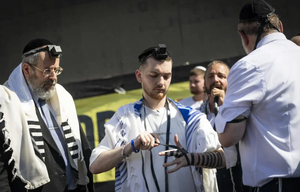 רגע לפני שמניחים תפילין: זה הסוד שלא כולם מכירים והוא יכול לשנות לך את היום רגע לפני שמניחים תפילין: זה הסוד שלא כולם מכירים והוא יכול לשנות לך את היום