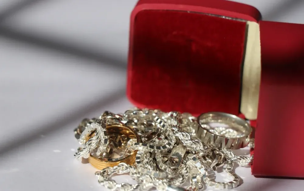 איים עליו "למכור" לו פריט יקר ערך. האם מדובר במכירה או בגניבה? איים עליו "למכור" לו פריט יקר ערך. האם מדובר במכירה או בגניבה?