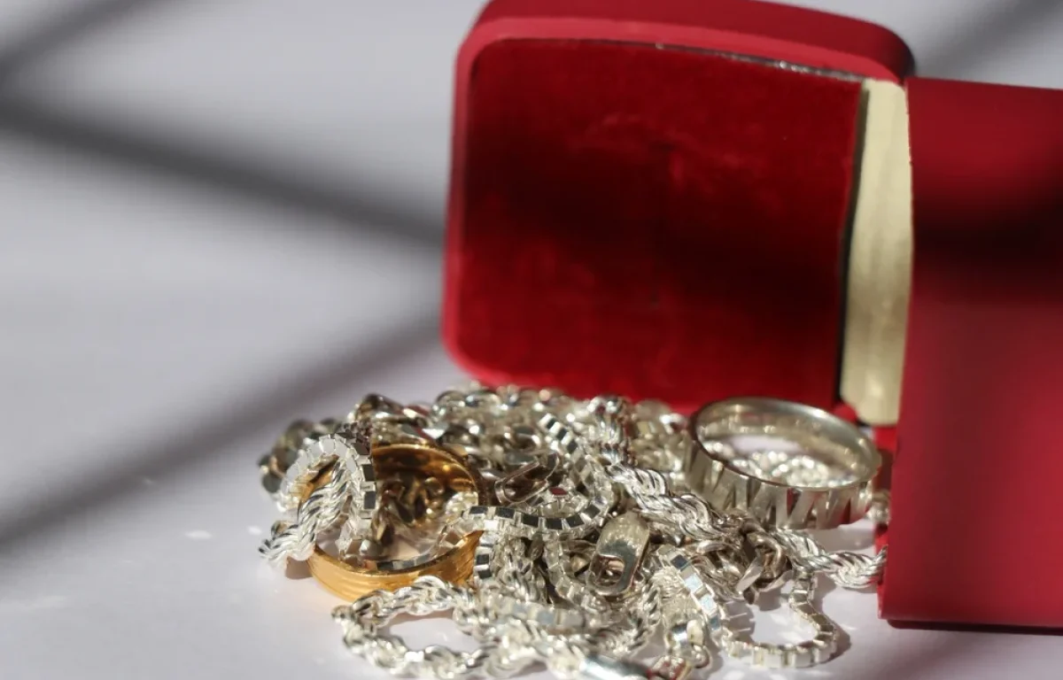 איים עליו "למכור" לו פריט יקר ערך. האם מדובר במכירה או בגניבה? איים עליו "למכור" לו פריט יקר ערך. האם מדובר במכירה או בגניבה?