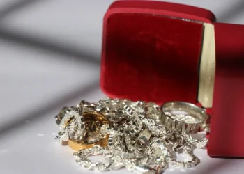 איים עליו "למכור" לו פריט יקר ערך. האם מדובר במכירה או בגניבה? איים עליו "למכור" לו פריט יקר ערך. האם מדובר במכירה או בגניבה?