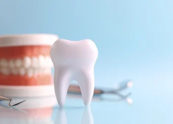 חיוך לבן? זה לא רק עניין של צחצוח: המזונות שעלולים לפגוע בשיניים חיוך לבן? זה לא רק עניין של צחצוח: המזונות שעלולים לפגוע בשיניים