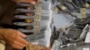 מהפנט: כך מכינים מברשת צבע בעבודת יד מדויקת ומדהימה