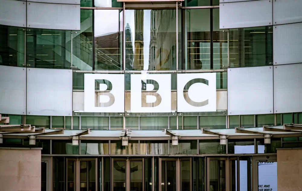 התפטרות בצמרת ה־BBC: המנכ"ל עוזב עקב ביקורת על סיקור מוטעה