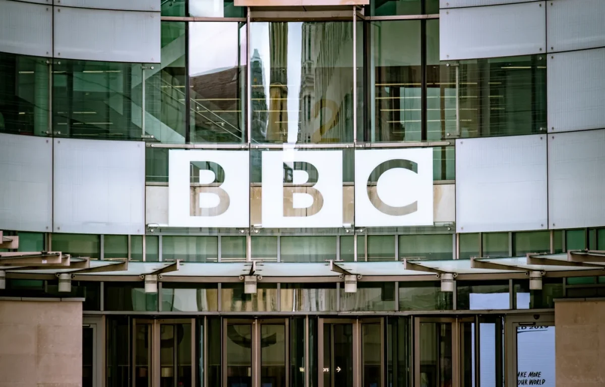 התפטרות בצמרת ה־BBC: המנכ"ל עוזב עקב ביקורת על סיקור מוטעה