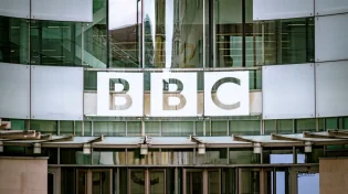התפטרות בצמרת ה־BBC: המנכ"ל עוזב עקב ביקורת על סיקור מוטעה