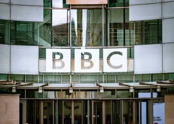 התפטרות בצמרת ה־BBC: המנכ"ל עוזב עקב ביקורת על סיקור מוטעה