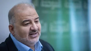 "תומך בהשמדת חמאס?" מנסור עבאס פוצץ ראיון לאחר שנשאל על ארגון הטרור