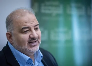 "תומך בהשמדת חמאס?" מנסור עבאס פוצץ ראיון לאחר שנשאל על ארגון הטרור