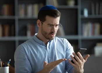 הוא לא ענה לטלפון, ואז התברר מה עשה למען אמו של החבר