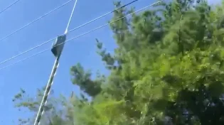 תיעוד שלא רואים כל יום: מסוק עם 10 מסורים טס ליד חוטי חשמל חיים