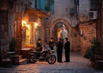 אופנוע ברחוב ירושלמי בדמדומי השבת