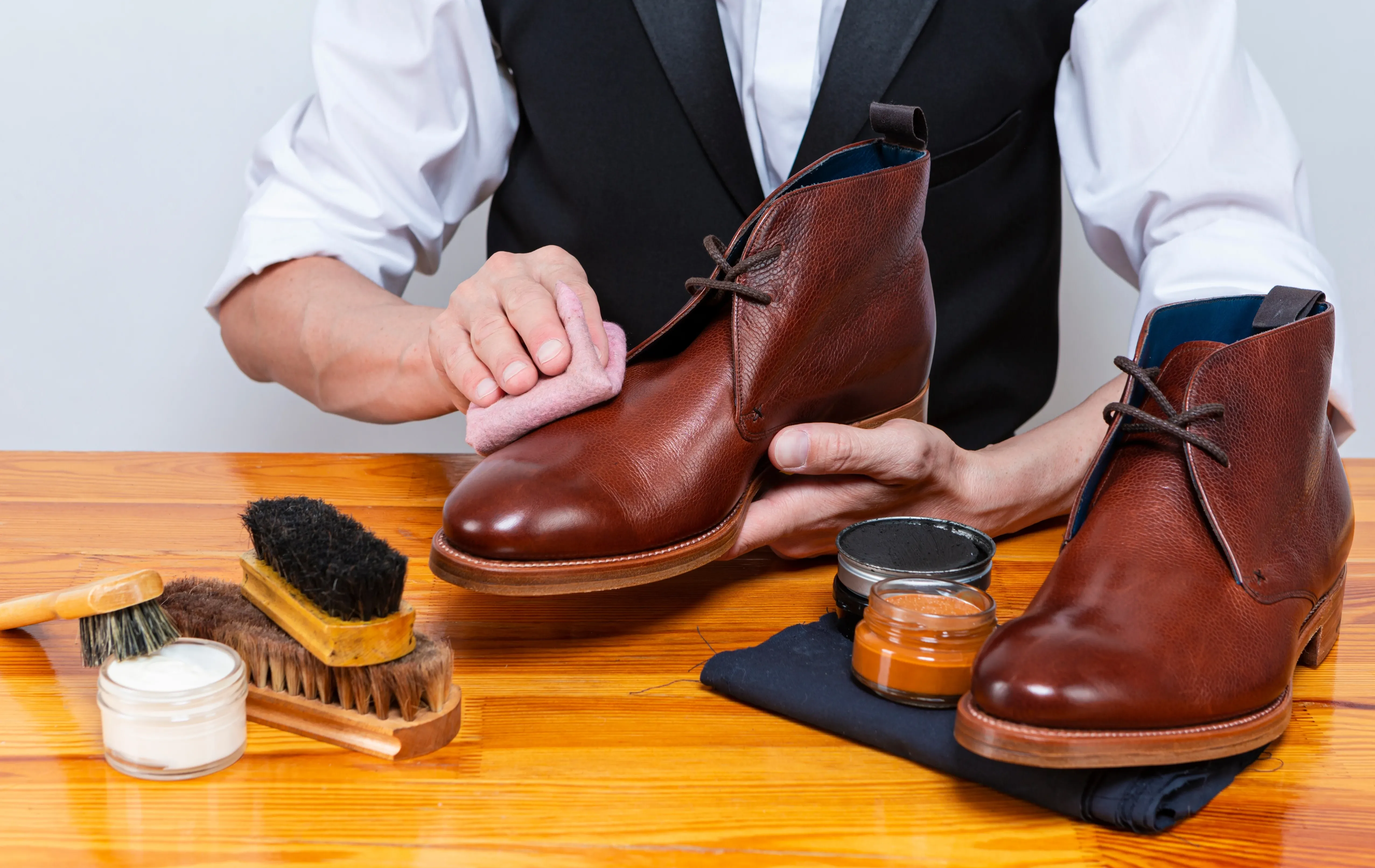 ניקוי נעלי עור
