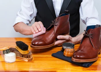 ניקוי נעלי עור