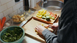 רוצים לחסוך זמן? אילו סלטים כדאי להכין מראש ואילו לא?