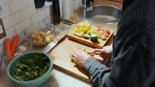 רוצים לחסוך זמן? אילו סלטים כדאי להכין מראש ואילו לא?