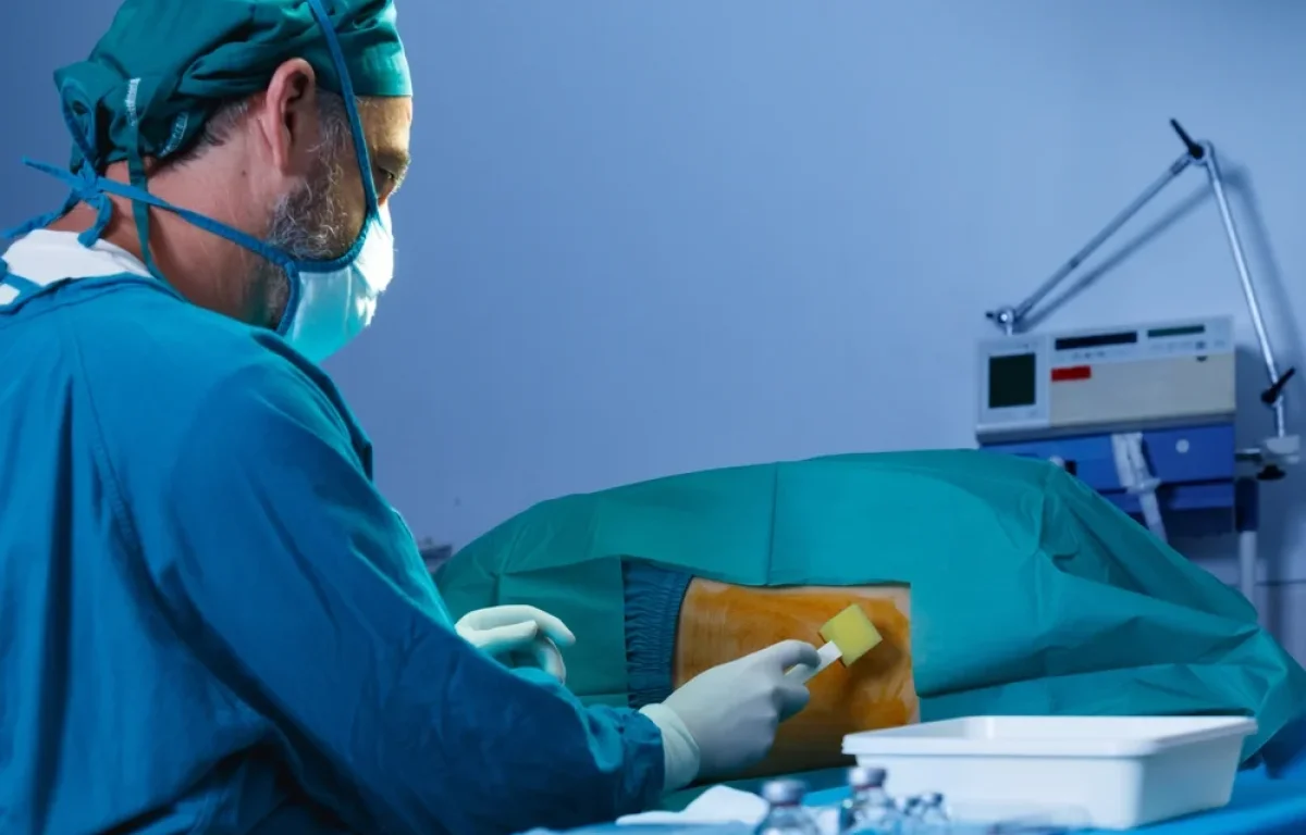 "נכנסתי לניתוח כדי להשתקם - ויצאתי נכה": בכירה לשעבר תובעת רופא על רשלנות