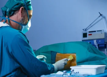 "נכנסתי לניתוח כדי להשתקם - ויצאתי נכה": בכירה לשעבר תובעת רופא על רשלנות