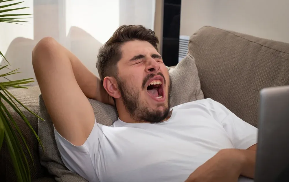 שיתוק מצוואר עד יד - בגלל פיהוק: "הרגשתי זרם חשמלי מטורף"