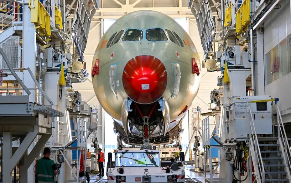 הולך להיכנס להיסטוריה: המטוס שלא עוצר 22 שעות ברציפות