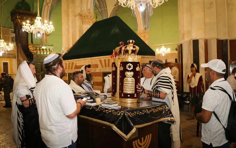 היכל יצחק אבינו במערת המכפלה