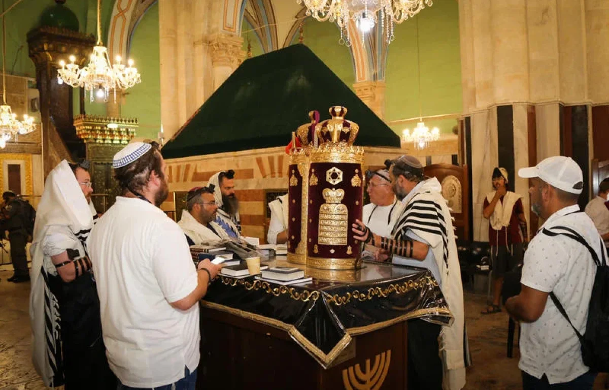 היכל יצחק אבינו במערת המכפלה