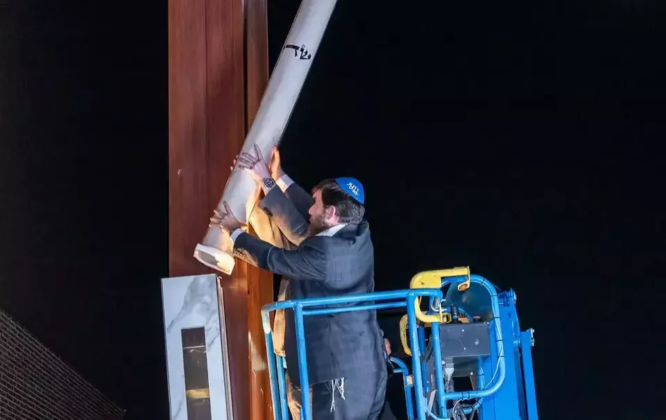 המזוזה הגדולה נתלית בקמפוס