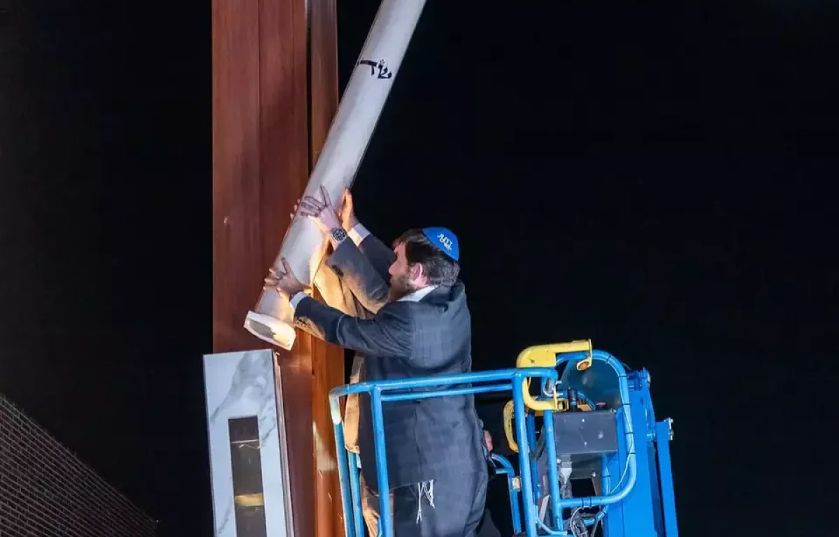 המזוזה הגדולה נתלית בקמפוס