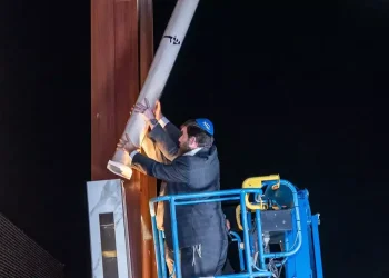 המזוזה הגדולה נתלית בקמפוס