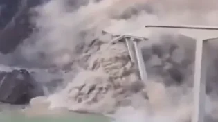 גשר ענק בסין קרס אל תוך הנהר חודשים ספורים אחרי פתיחתו