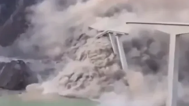 גשר ענק בסין קרס אל תוך הנהר חודשים ספורים אחרי פתיחתו