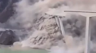 גשר ענק בסין קרס אל תוך הנהר חודשים ספורים אחרי פתיחתו