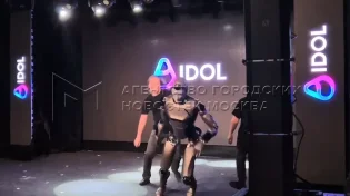 נפילה מביכה באמצע ההצגה: הרובוט ההומנואידי הראשון של רוסיה קרס על הבמה במוסקבה