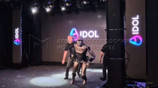 נפילה מביכה באמצע ההצגה: הרובוט ההומנואידי הראשון של רוסיה קרס על הבמה במוסקבה