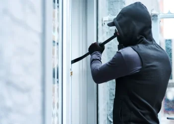  חשד לפריצה לדירת ניצול שואה שנפטר: שני גברים נעצרו באפקה