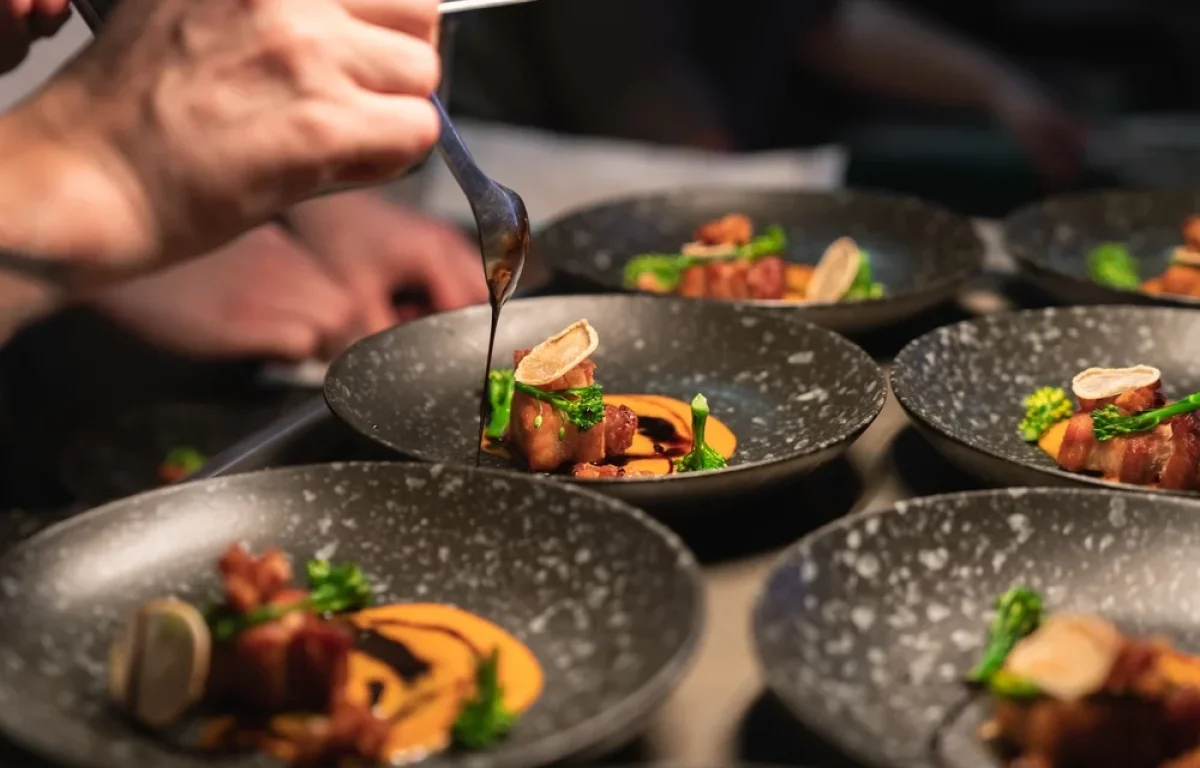 הזמין קייטרינג בכשרות מהודרת וקיבל אחרת. האם עליו לשלם לבעל הקייטרינג? 