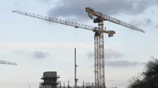 מפעיל המנוף עצר הכל ונעמד להניח תפילין ולהתפלל ליושב במרומים
