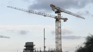 מפעיל המנוף עצר הכל ונעמד להניח תפילין ולהתפלל ליושב במרומים