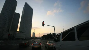 הנס התחיל ברמזור: שלט אחד הפך נהג חלוקה לבן תורה