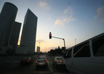 הנס התחיל ברמזור: שלט אחד הפך נהג חלוקה לבן תורה