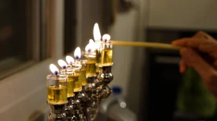 באיזה שמן הכי כדאי להדליק נרות חנוכה ולמה זה משפיע על כל השנה שלך?