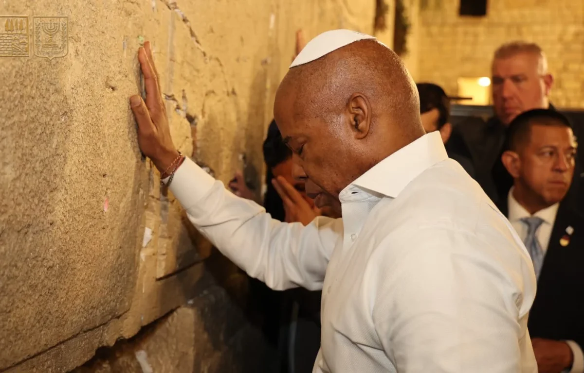 ראש עיריית ניו יורק היוצא אריק אדמס בתפילה בכותל ראש עיריית ניו יורק היוצא אריק אדמס בתפילה בכותל