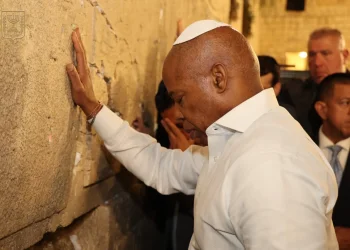 ראש עיריית ניו יורק היוצא אריק אדמס בתפילה בכותל ראש עיריית ניו יורק היוצא אריק אדמס בתפילה בכותל
