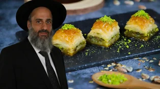 הרב יניב עזיז: מה באמת מברכים על בקלאווה? ואיך לא להיכשל בברכה לבטלה?