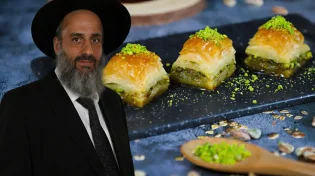 הרב יניב עזיז: מה באמת מברכים על בקלאווה? ואיך לא להיכשל בברכה לבטלה?