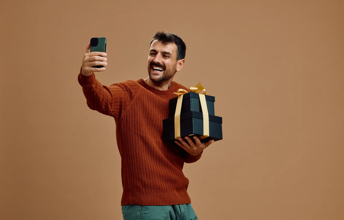 אדם מדבר עם יקיריו בטלפון